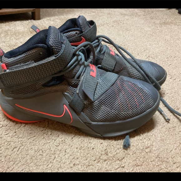 Nike Lebron James shoes with Velcro strap - Picture 9 of 9